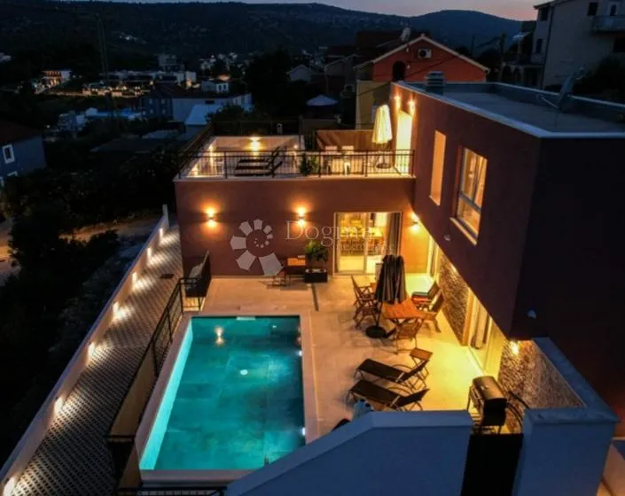 Moderna vila sa bazenom, Marina