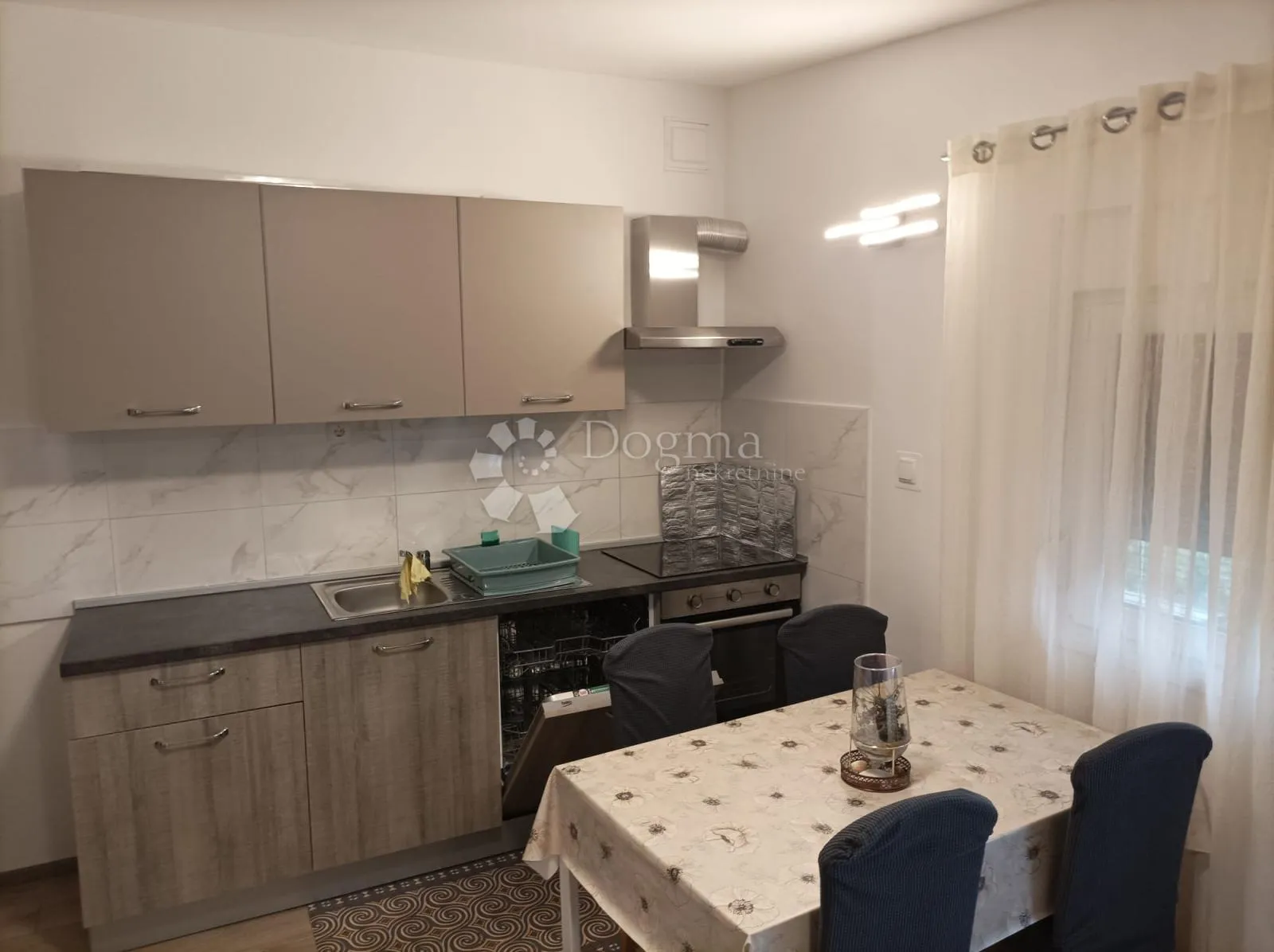 obrovac 2 apartmana 6sb + 2db ogromna okućnica - slika 1