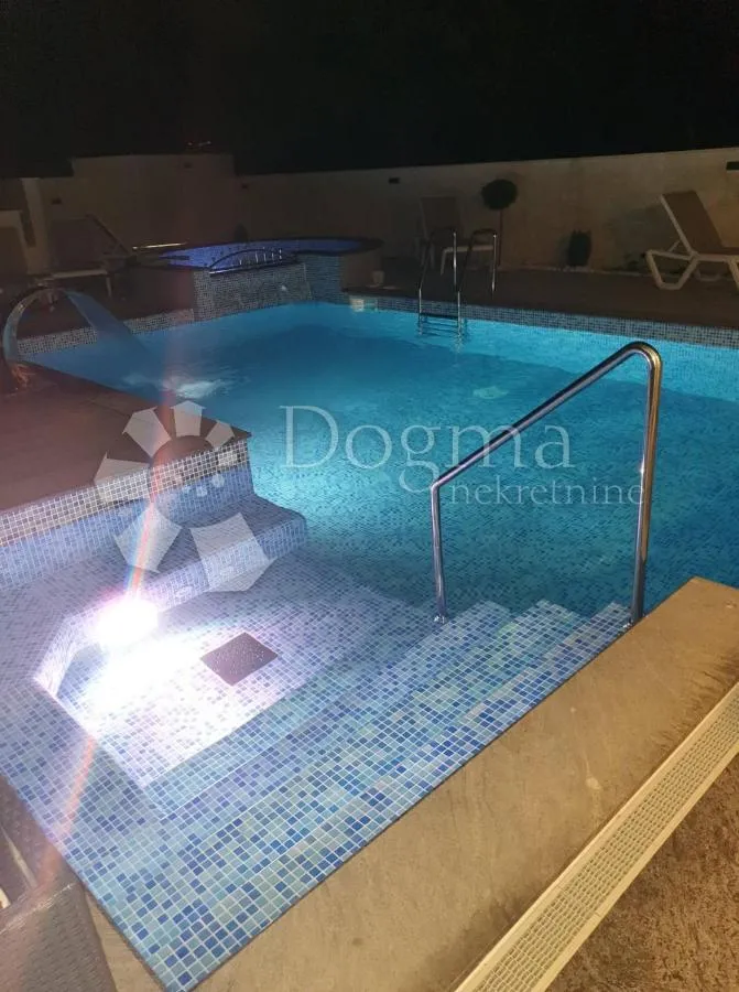 moderna villa na otoku krku s bazenom - slika 3