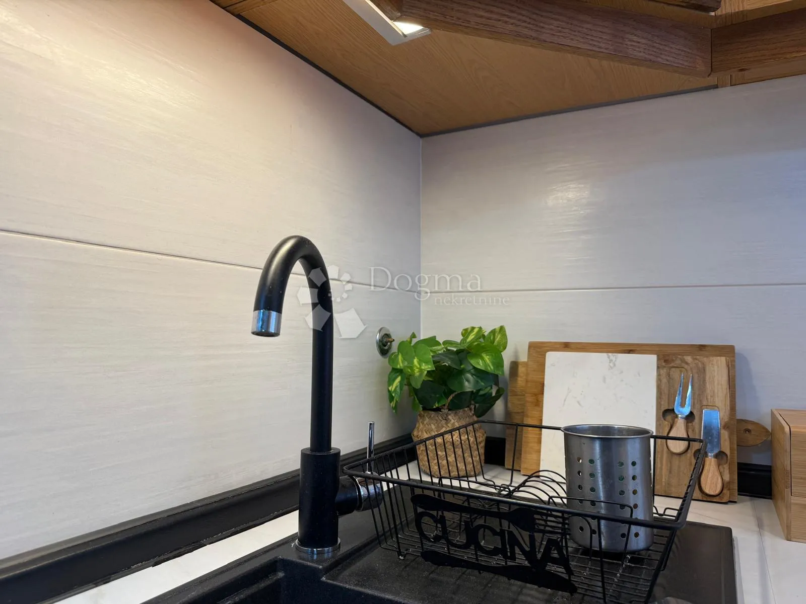 dva luksuzno renovirana apartmana rustikalnog šarma – vrhunska investicija u srcu pule - slika 8