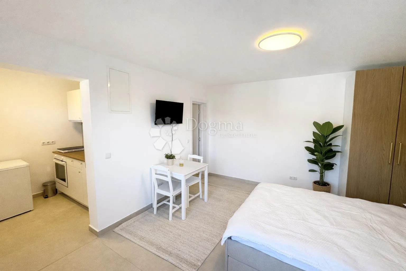 stan 690 € – sve uključeno (režije + internet) - slika 12