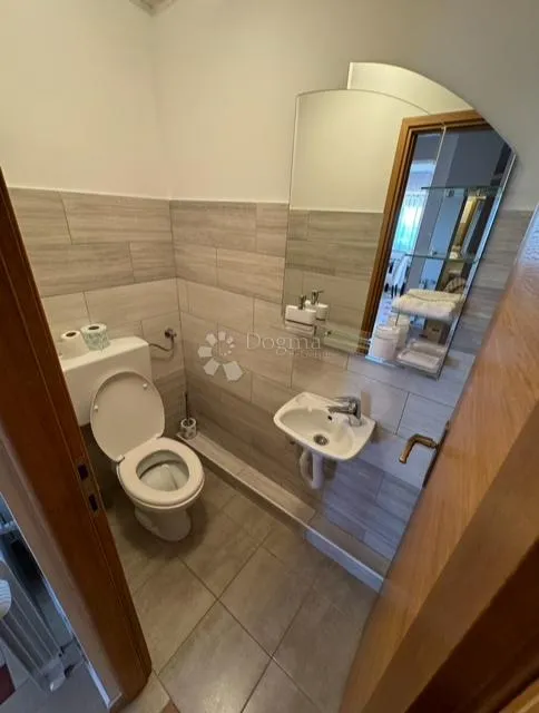 šarmantni stan u vili sa bazenom i pogledom na more - slika 7