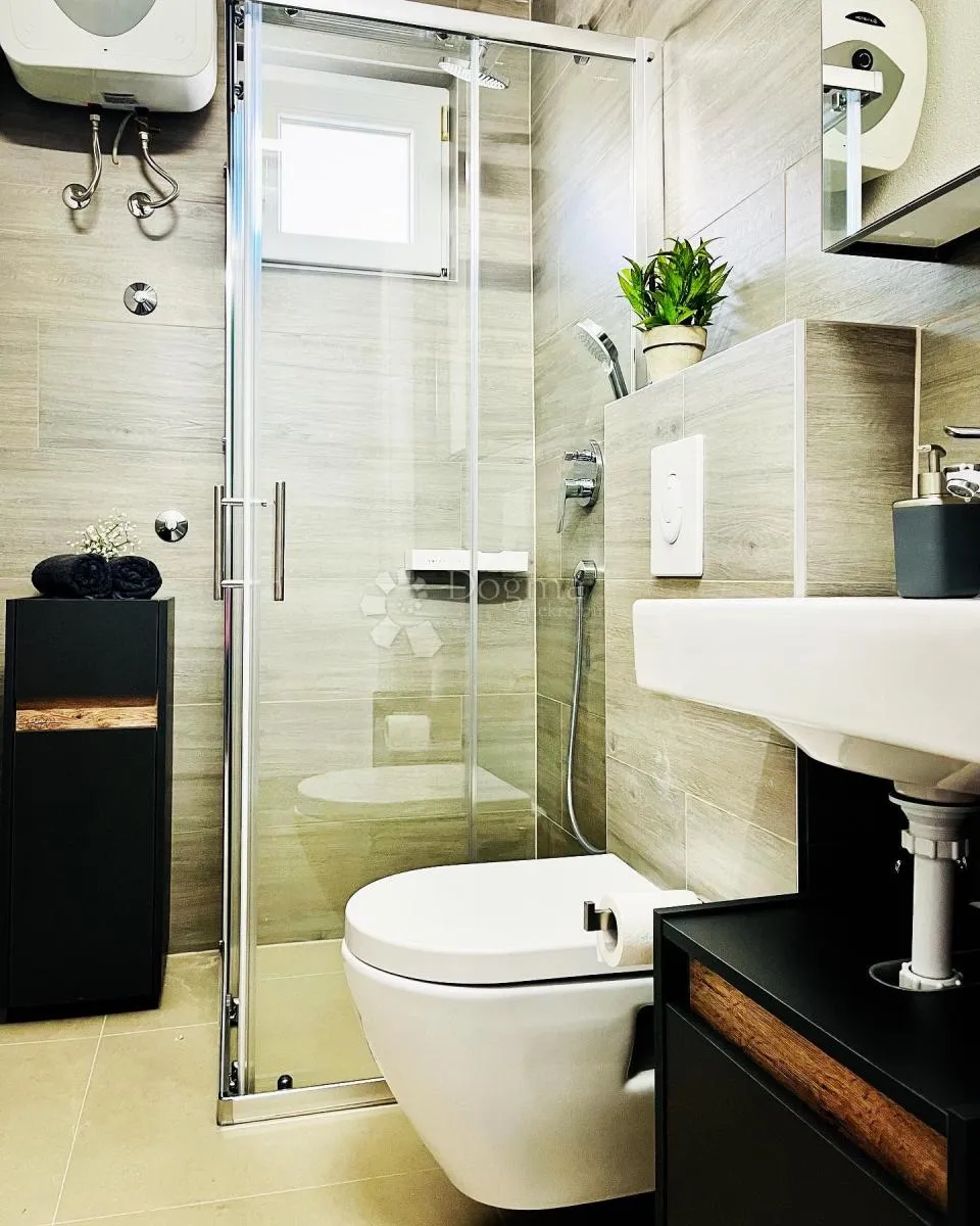 rogoznica- prilika! kuća s 5 apartmana 150m od plaže - slika 7