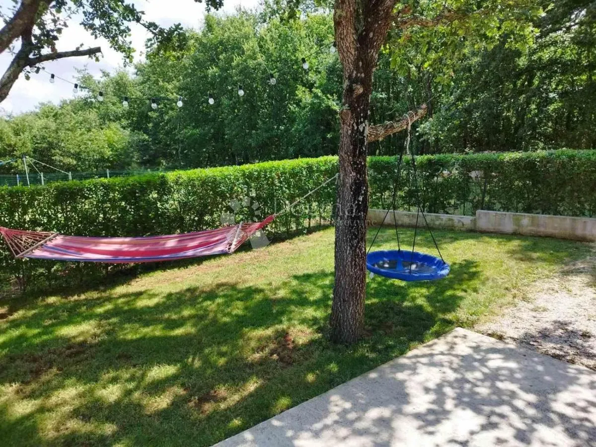 lijepa samostojeća kuća s bazenom na mirnoj lokaciji - slika 9