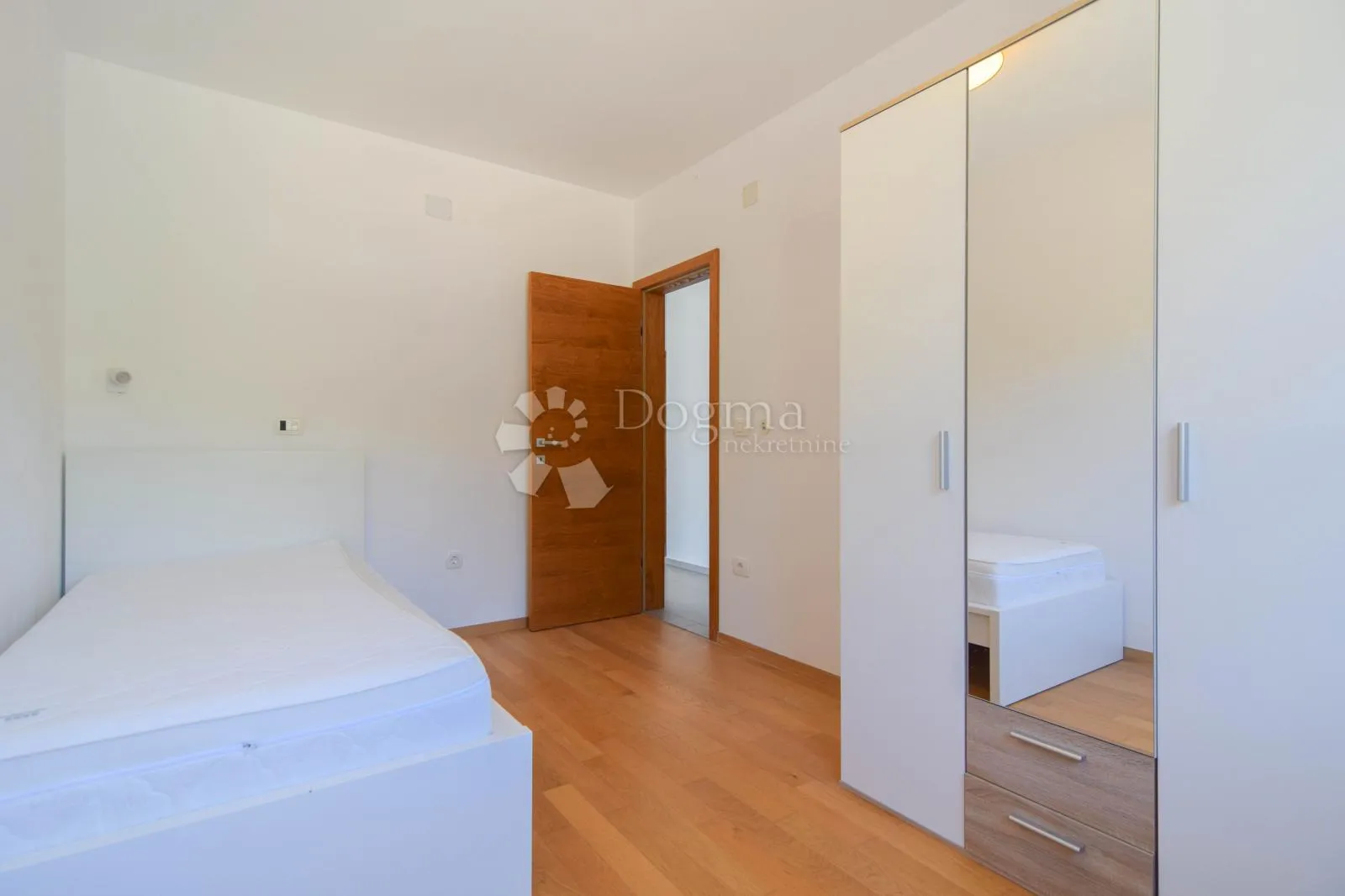 pula, moderna vila s bazenom i 4 spavaće sobe - top lokacija - slika 11