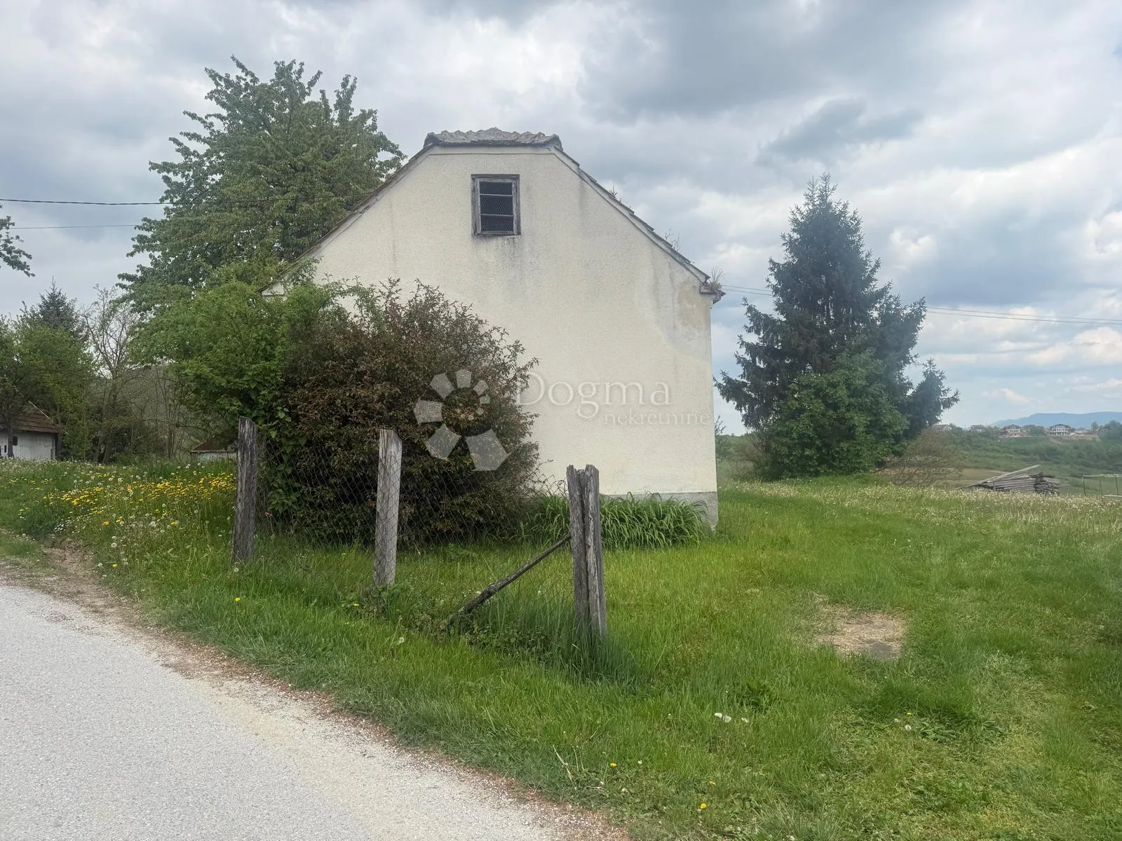 kuća + zemljište 1330 m2 - potencijal - slika 2
