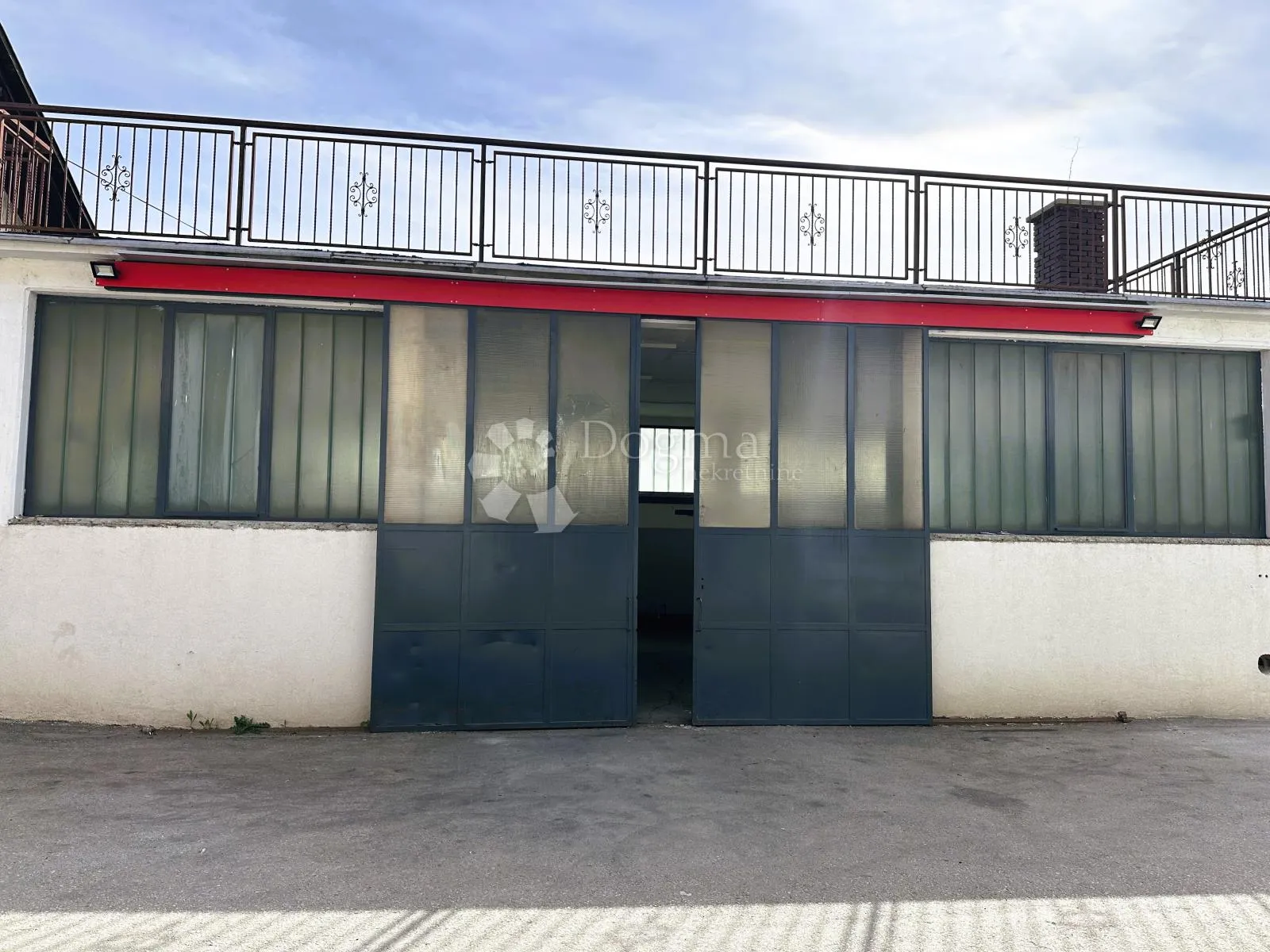 kuća s poslovnim prostorom pogodna za smještaj većeg broja ljudi - slika 35