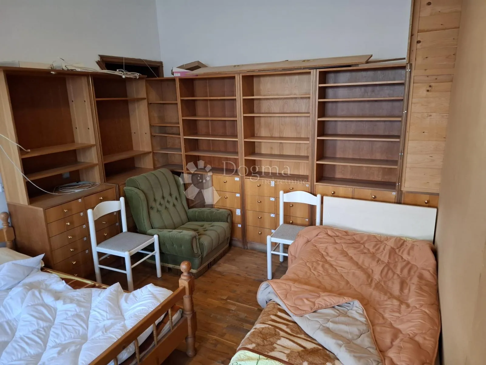 investicijska kuća s okućnicom u centru harmice - slika 8