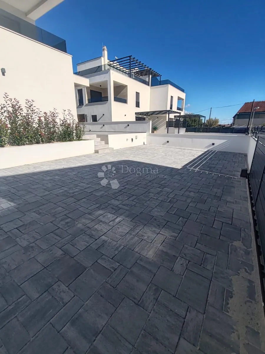 vodice - novoizgrađena, atraktivna kuća s bazenom - slika 7