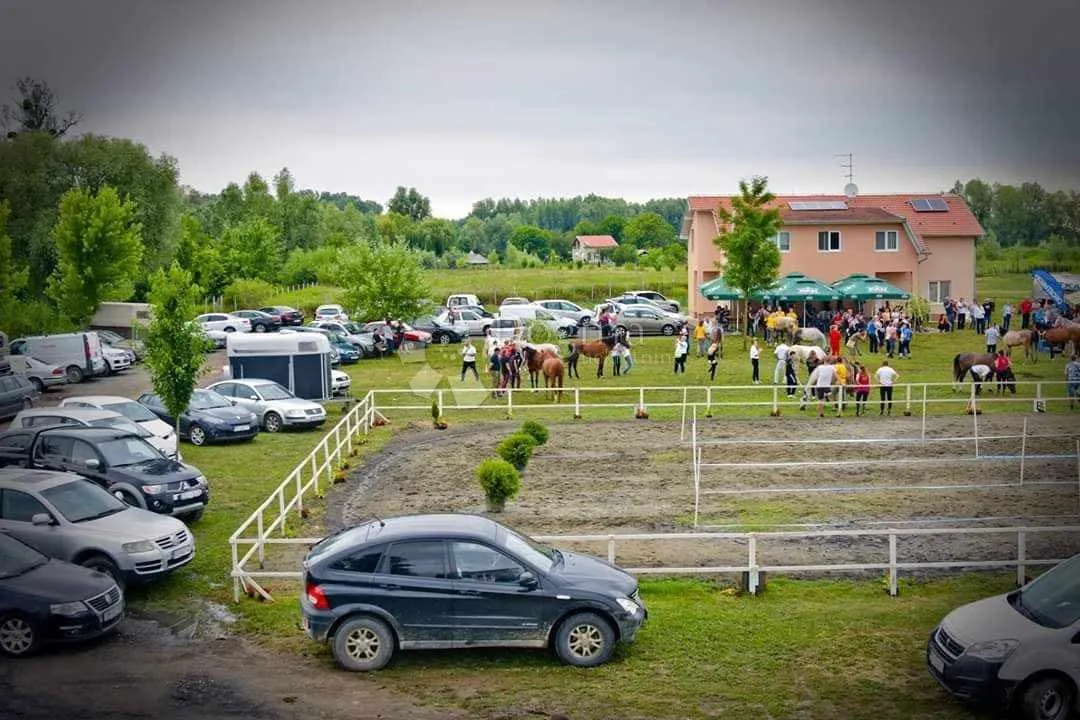 pansion i konjički klub s apartmanima i restoranom - slika 22