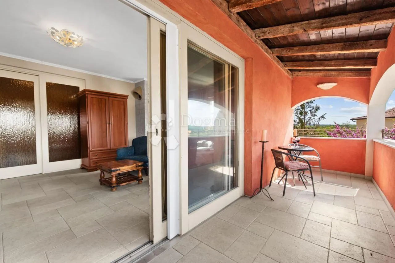 romantična kamena villa s bazenom - slika 28