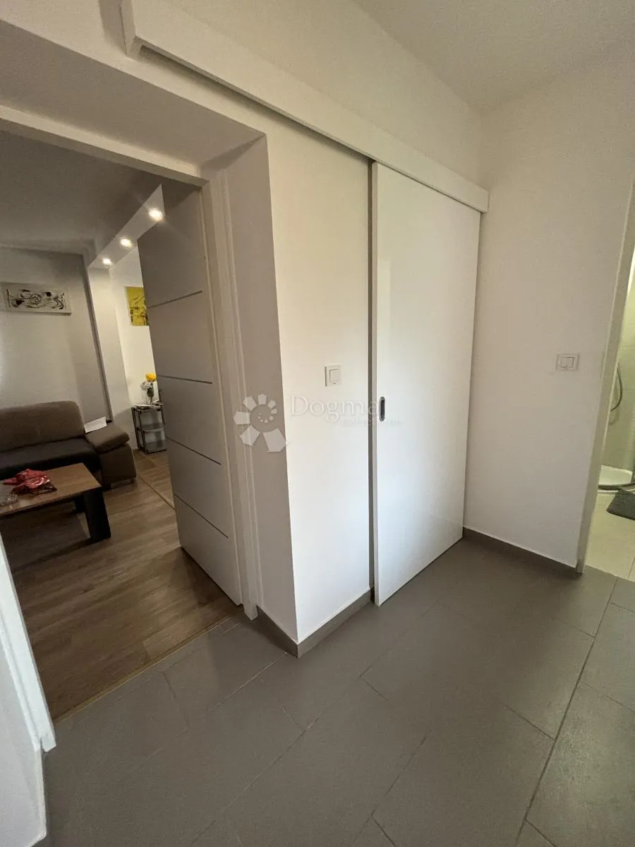 sesvete centar - kuća s 2 stana, useljiva odmah! - slika 9