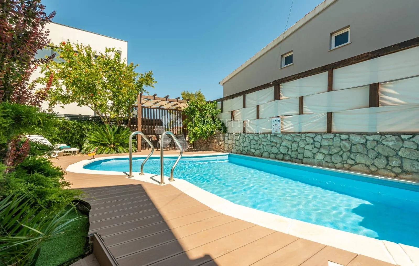 tri apartmana s bazenom - slika 68
