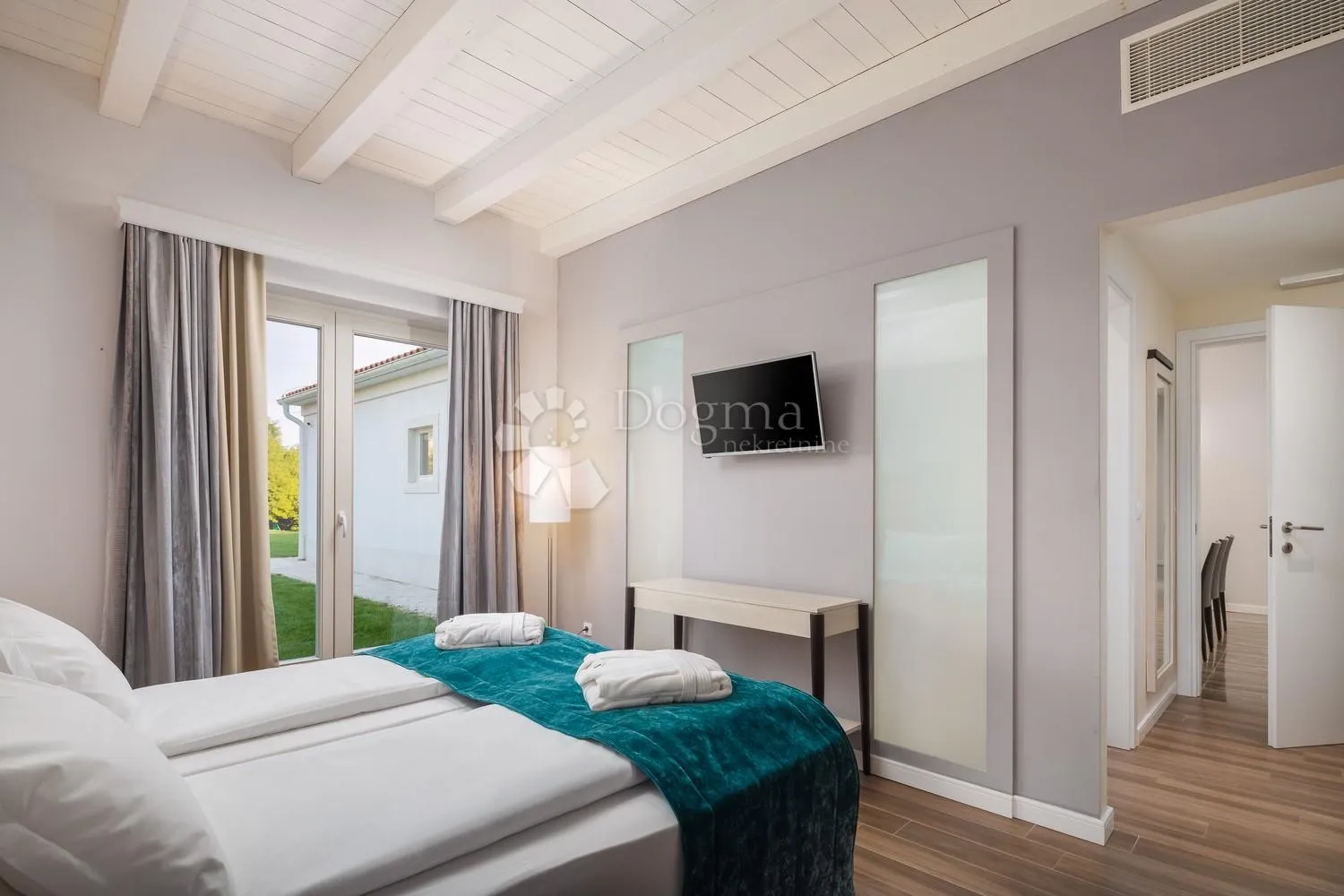 prostrana villa s bazenom i sadržajima na rubu sela - slika 17