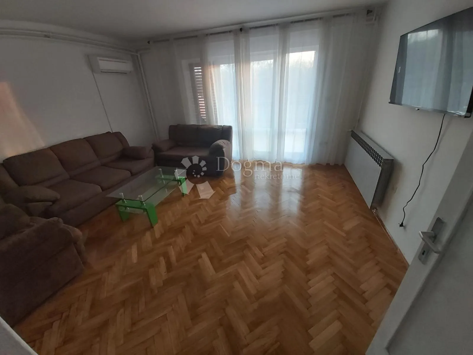 kuća s dva stana i 8300 m² građevinskog zemljišta - slika 10