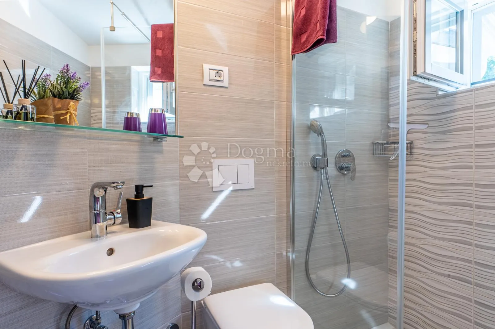 vila s bazenom na krku – odmor i investicija! - slika 37