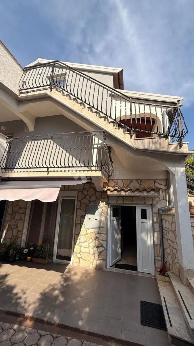atraktivna kuća sa tri apartmana poreč - slika 14