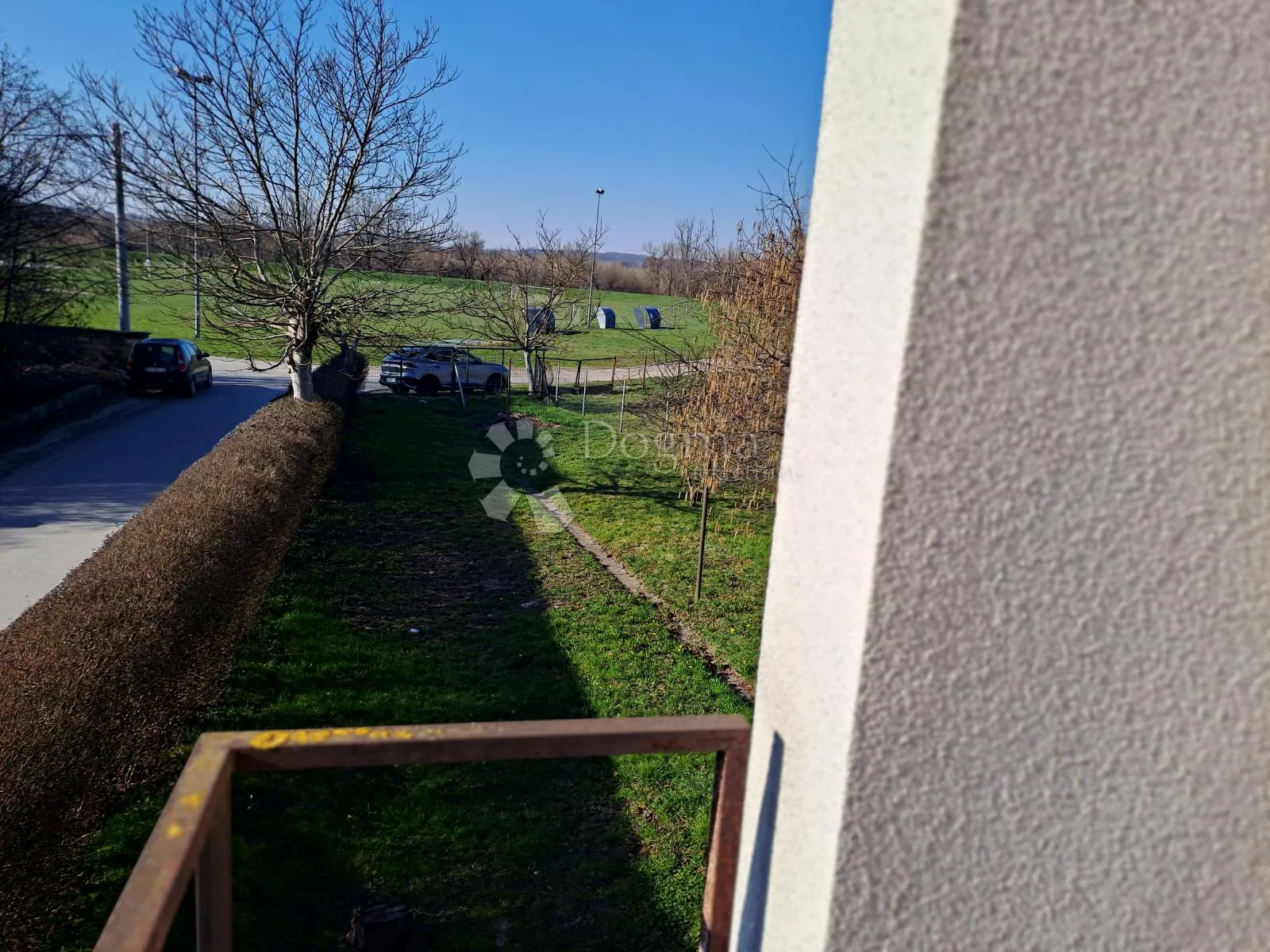 velika kuća na odličnoj lokaciji - slika 9