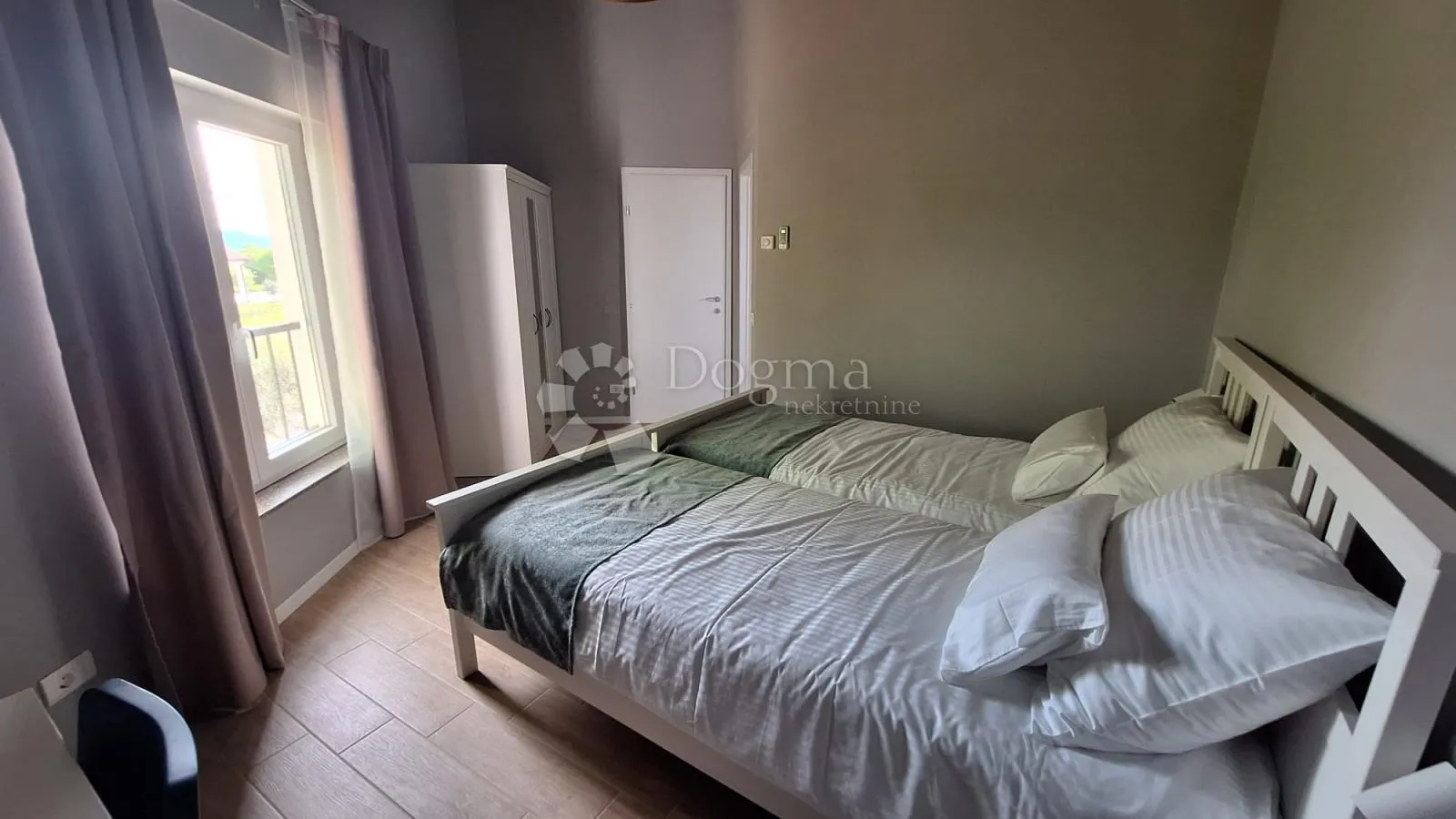 vila s bazenom okružena zelenilom - čeka na vas! - slika 16