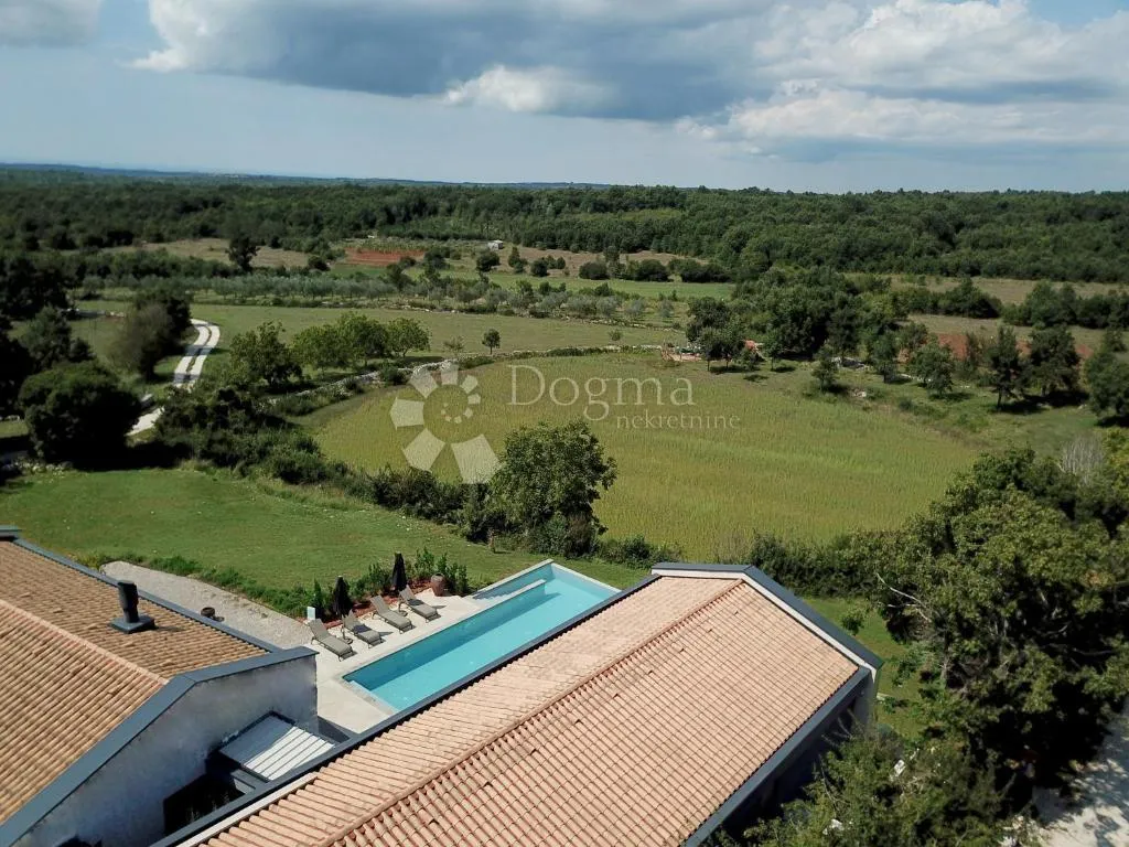 istra sveti lovreč vila na osami sa velikom okućnicom - slika 24