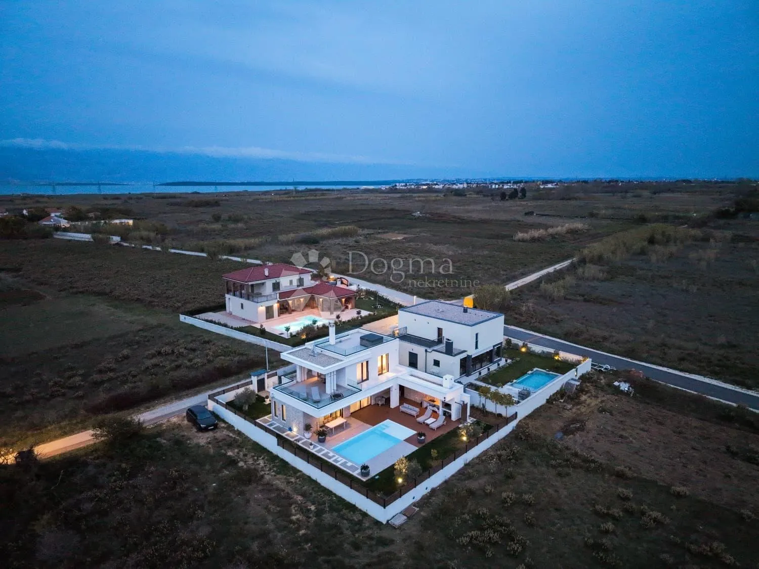 luksuzna vila u privlaci s pogledom na more i uređenim vrtom - slika 2