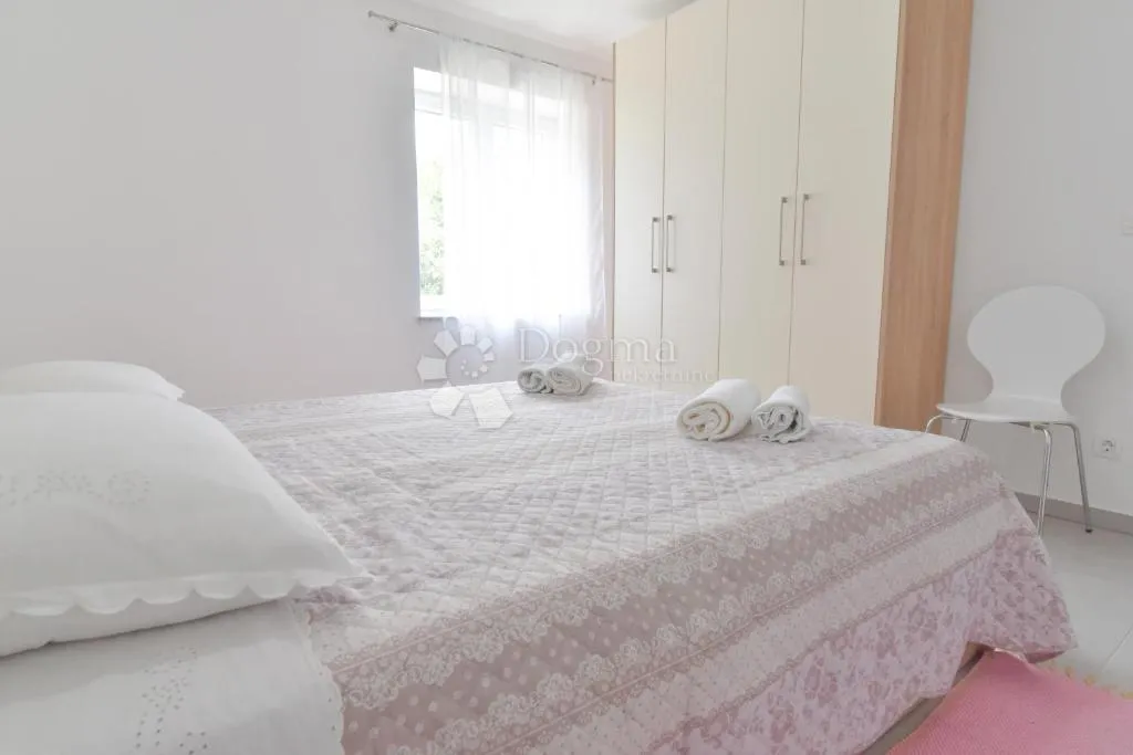 ljubač - kuća s pet stambenih jedinica - slika 16