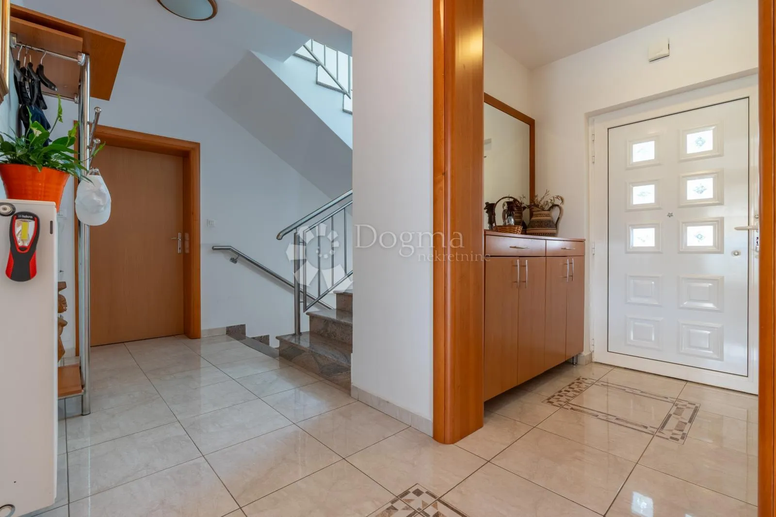 srdoči-240m2 više parkirna mjesta,okućnice 931m2 - slika 23