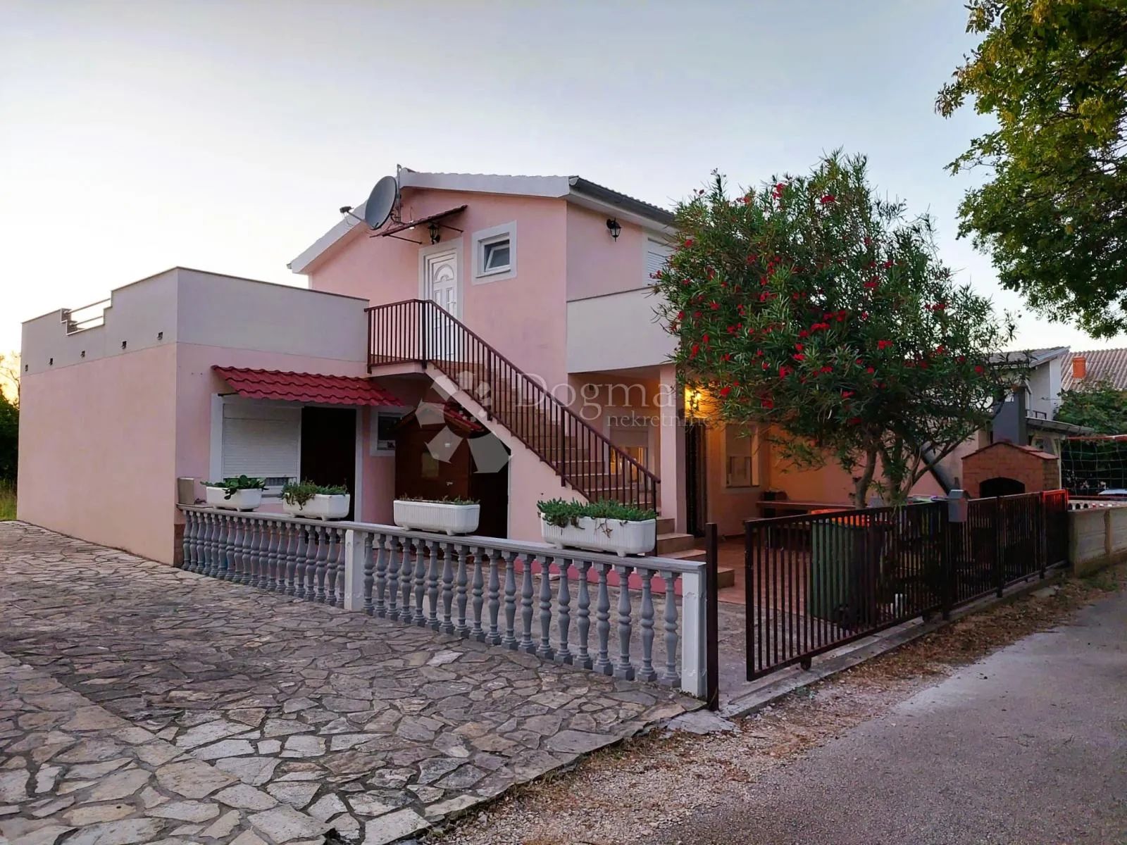potpuno namještena kuća s tri apartmana - slika 1