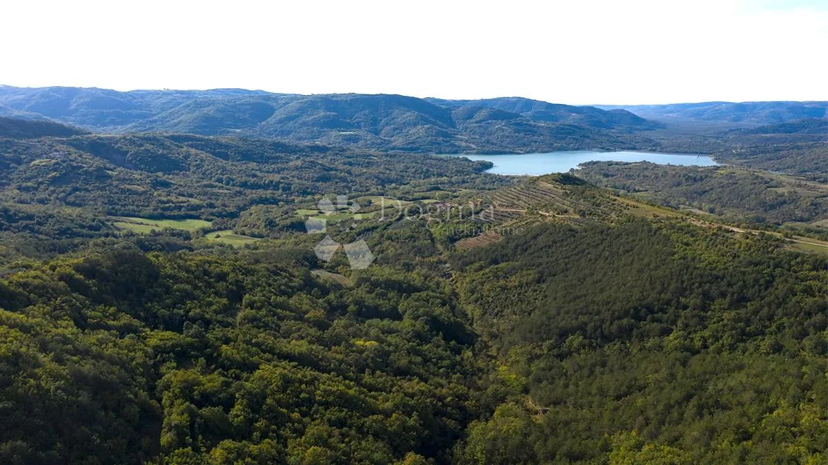 kompleks kuća u centru istre sa pogledom na jezero - slika 7