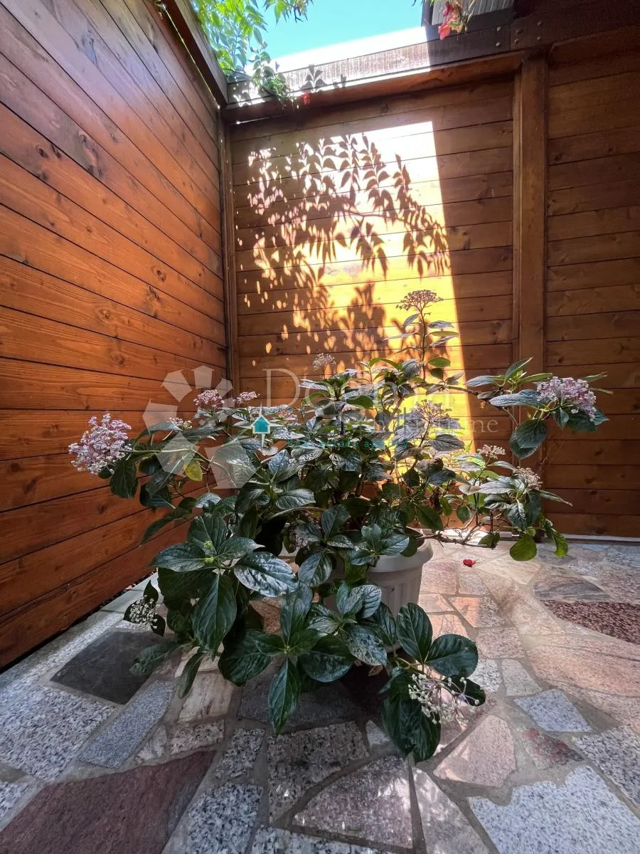 prekrasna villa s bazenom - slika 9