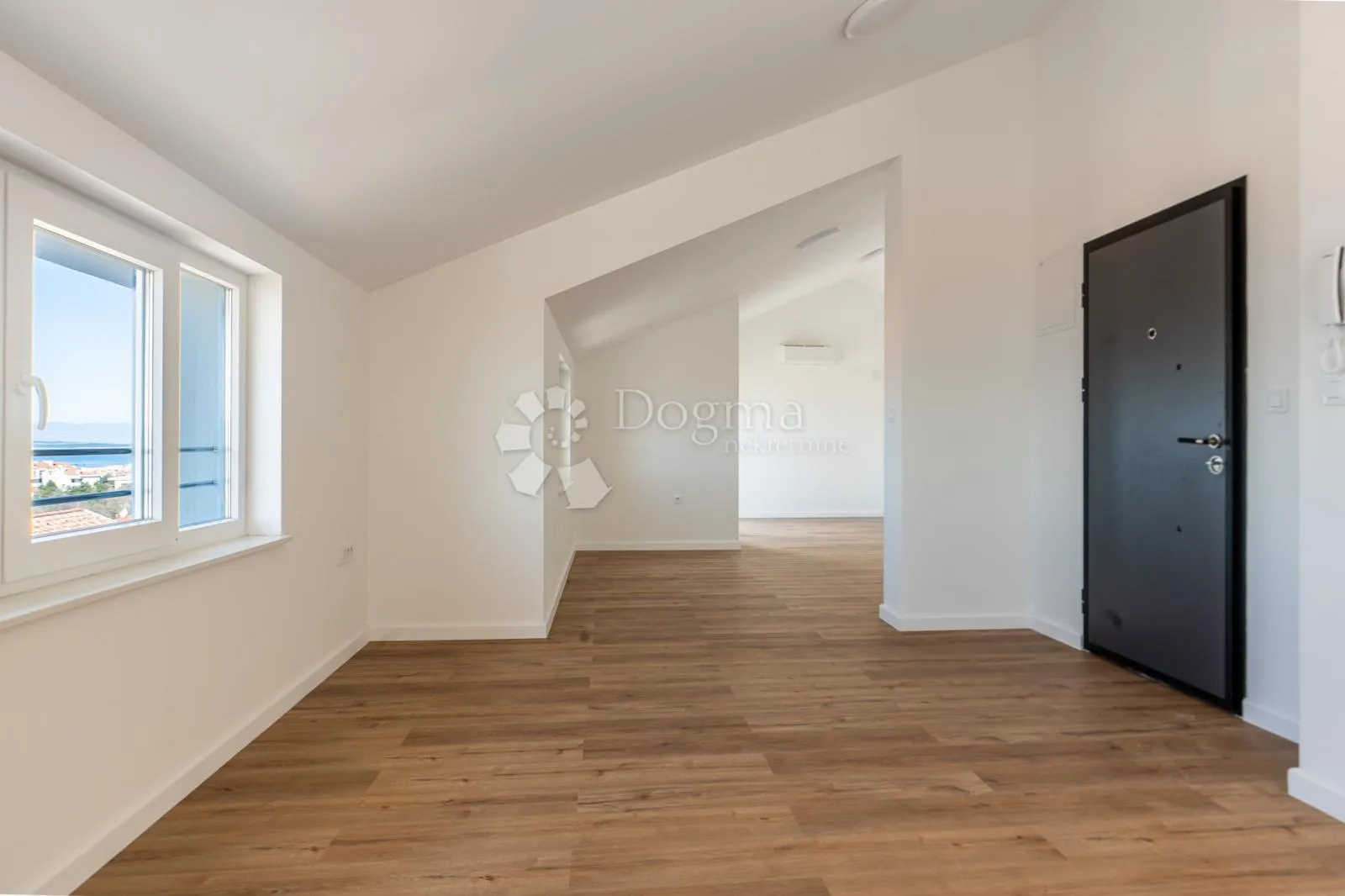odličan penthouse u blizini mora - slika 3