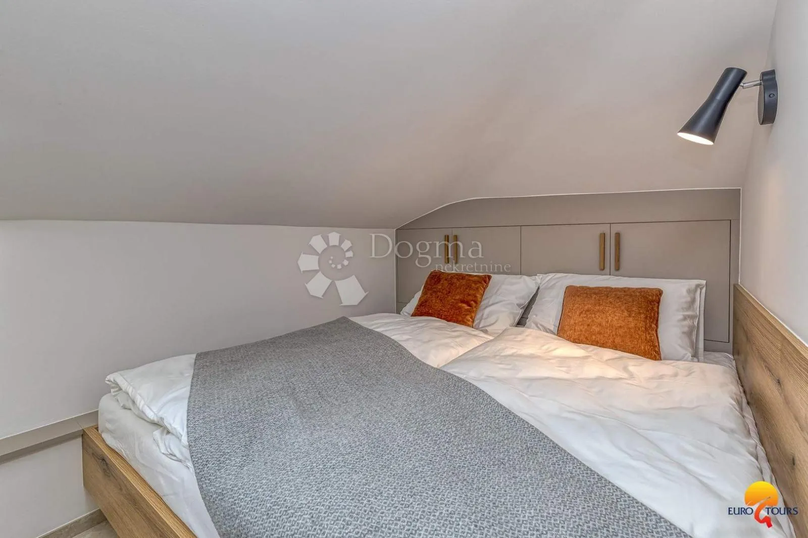 očaravajuća apartmanska kuća u samom centru vrsara - slika 16