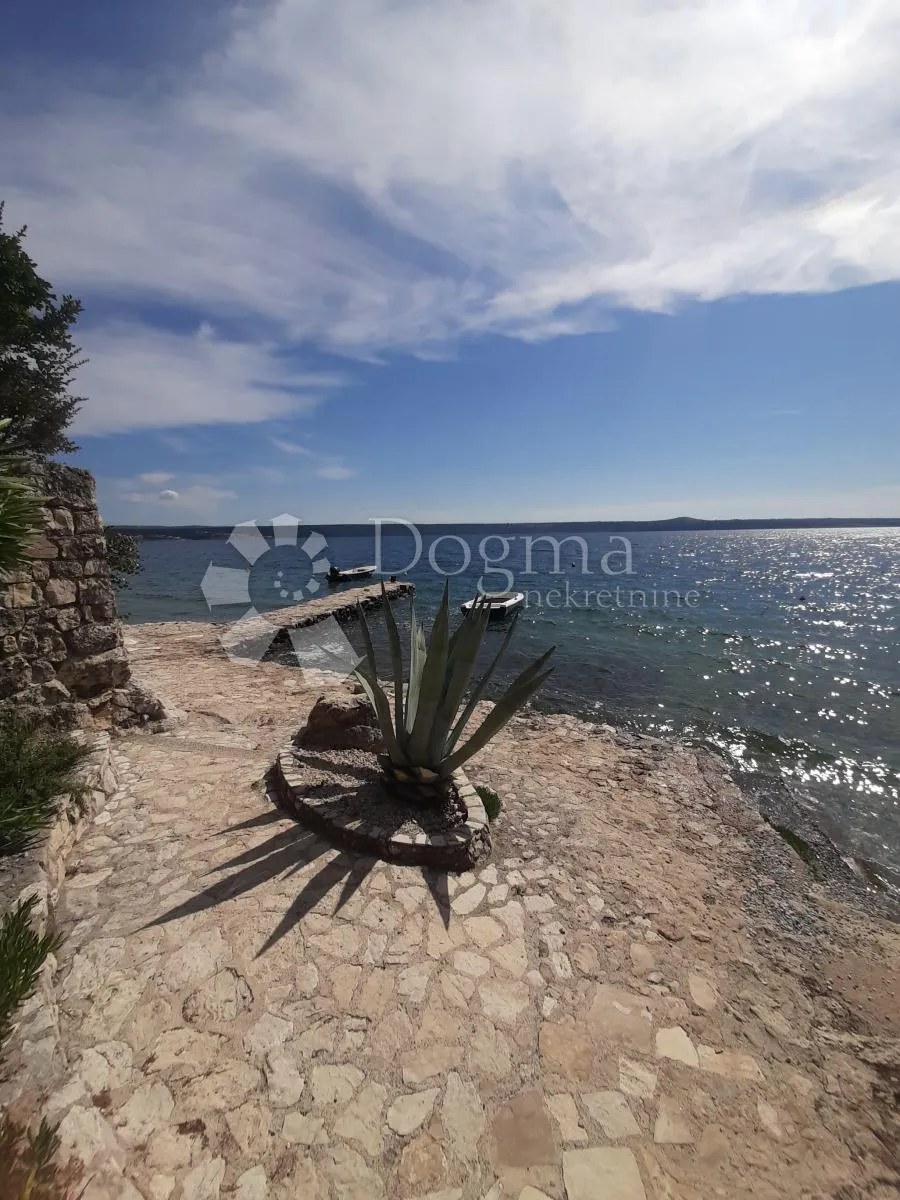 stan sa dvorištem u blizini plaže - slika 18