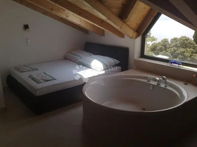 marušići - dvije kuće s bazenom i otvorenim pogledom na more !!! - slika 10
