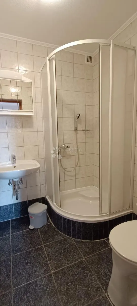 omišalj, kuća sa 9 apartmana - slika 20