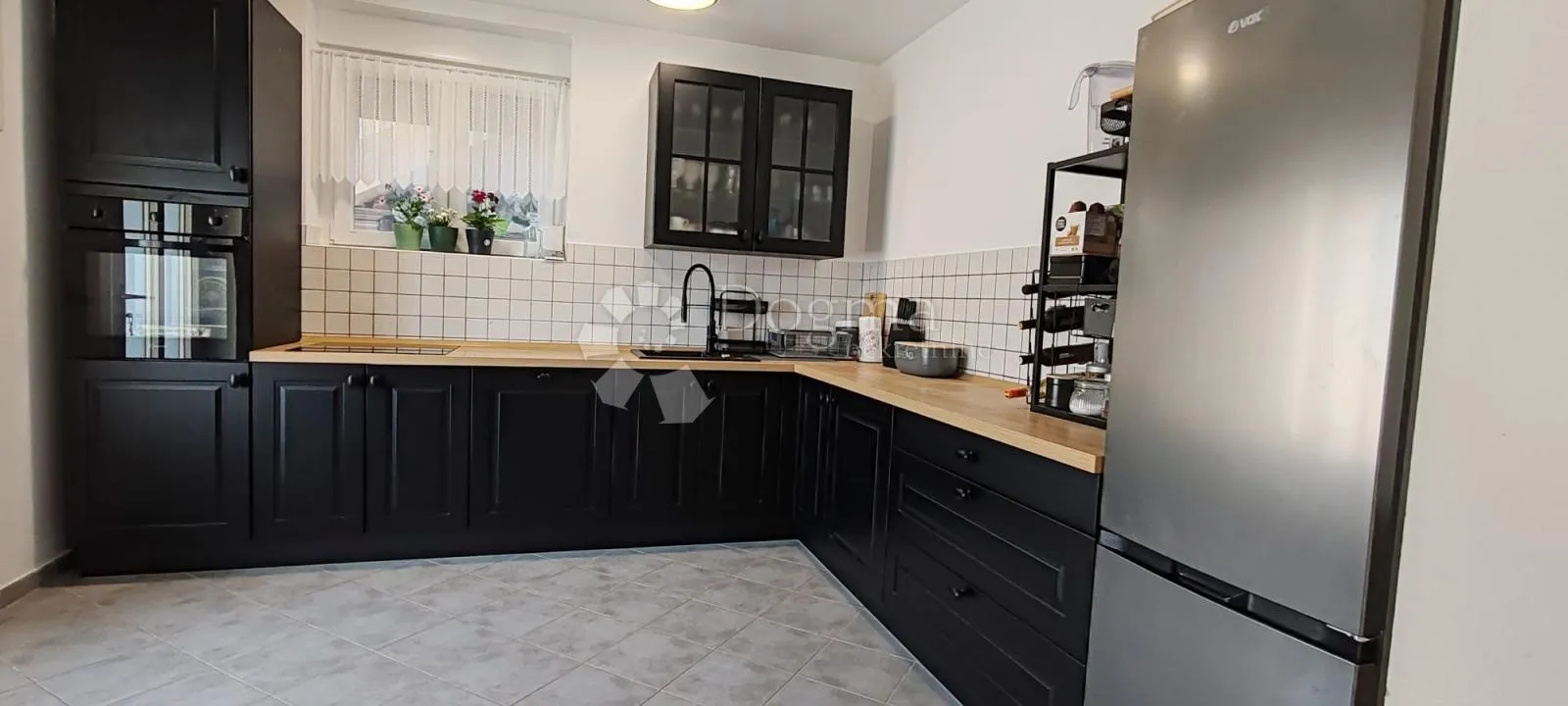 stan u prizemlju sa lijepim dvorištem. supetarska draga - slika 6