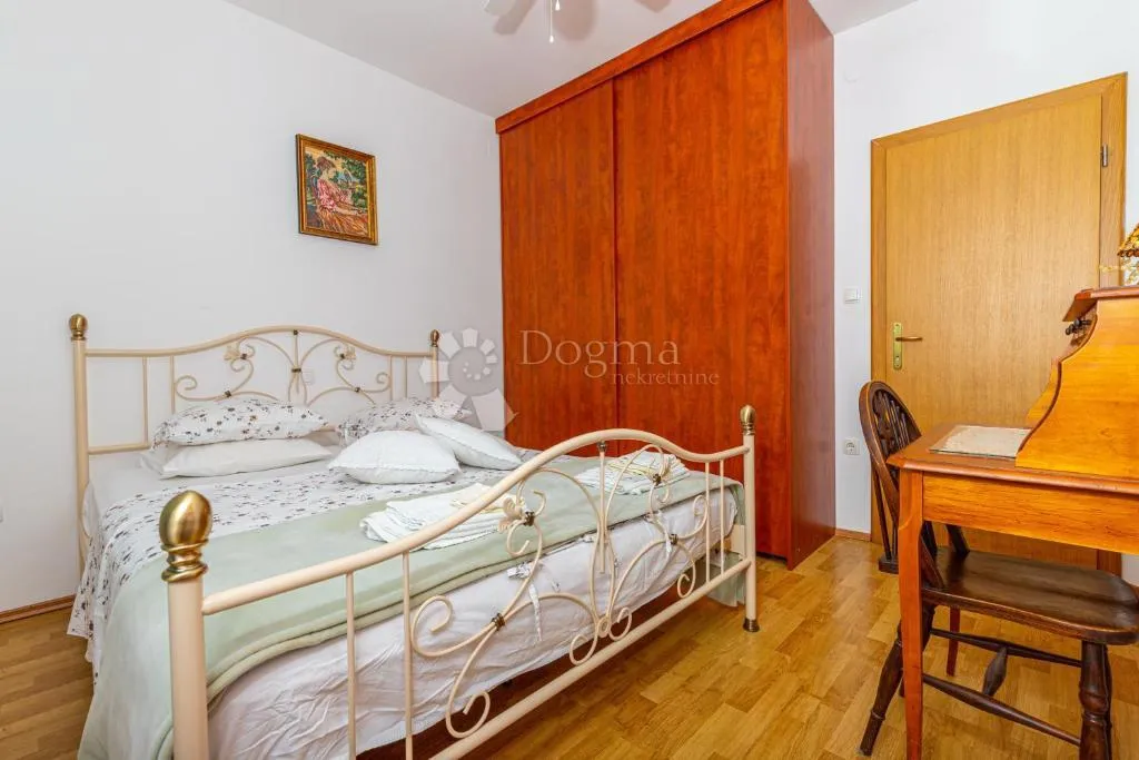 dva stana, velika terasa, pogled, blizina mora - slika 17