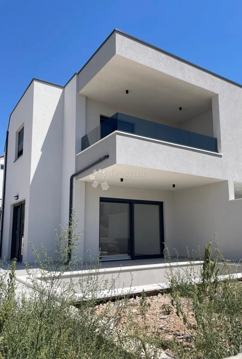 dvoetažni stan s vlastitim bazenom i vrtom – vodice - slika 3