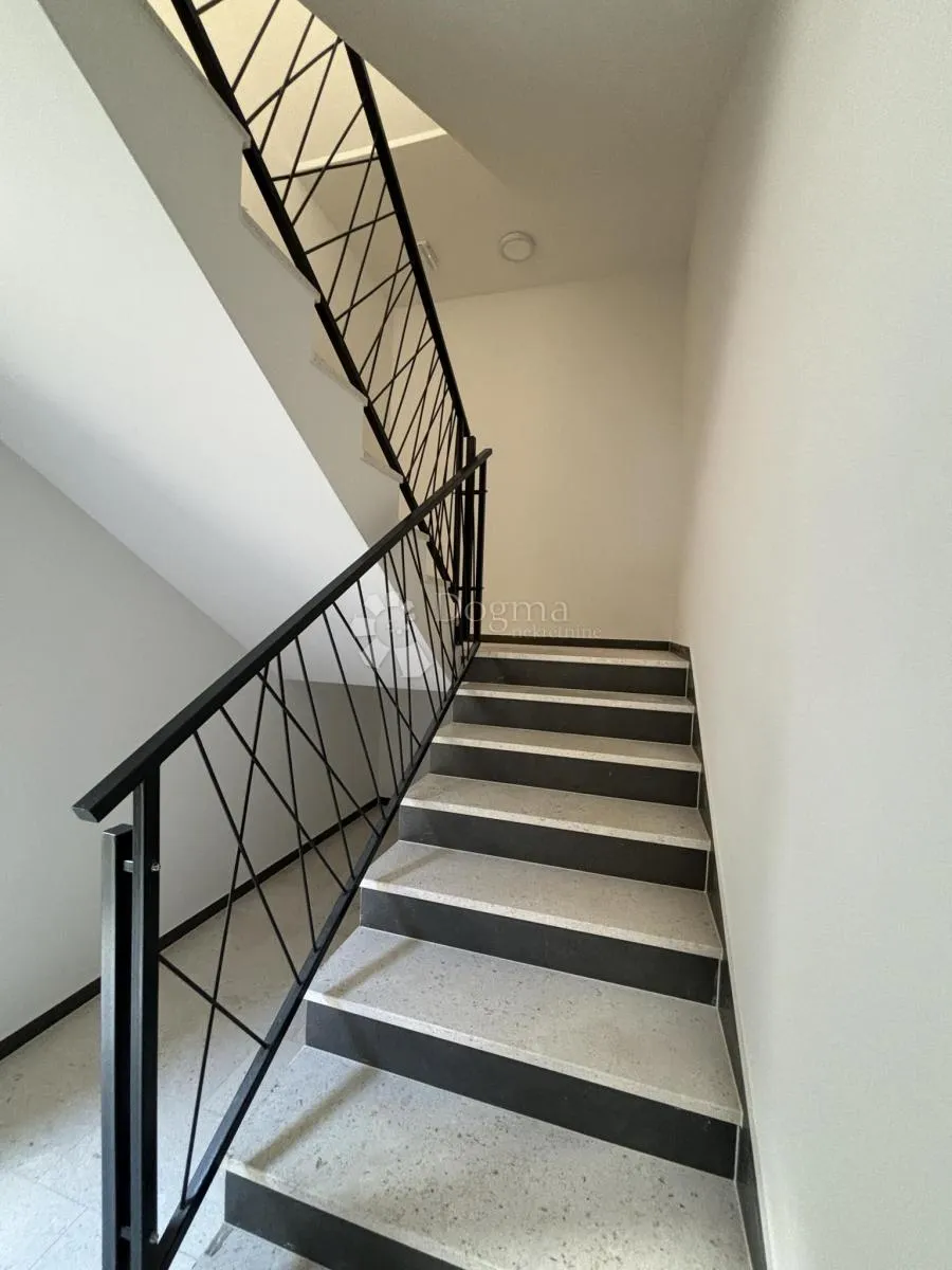 prodaje se luksuzni apartman na otoku viru, 100 m od mora - slika 10