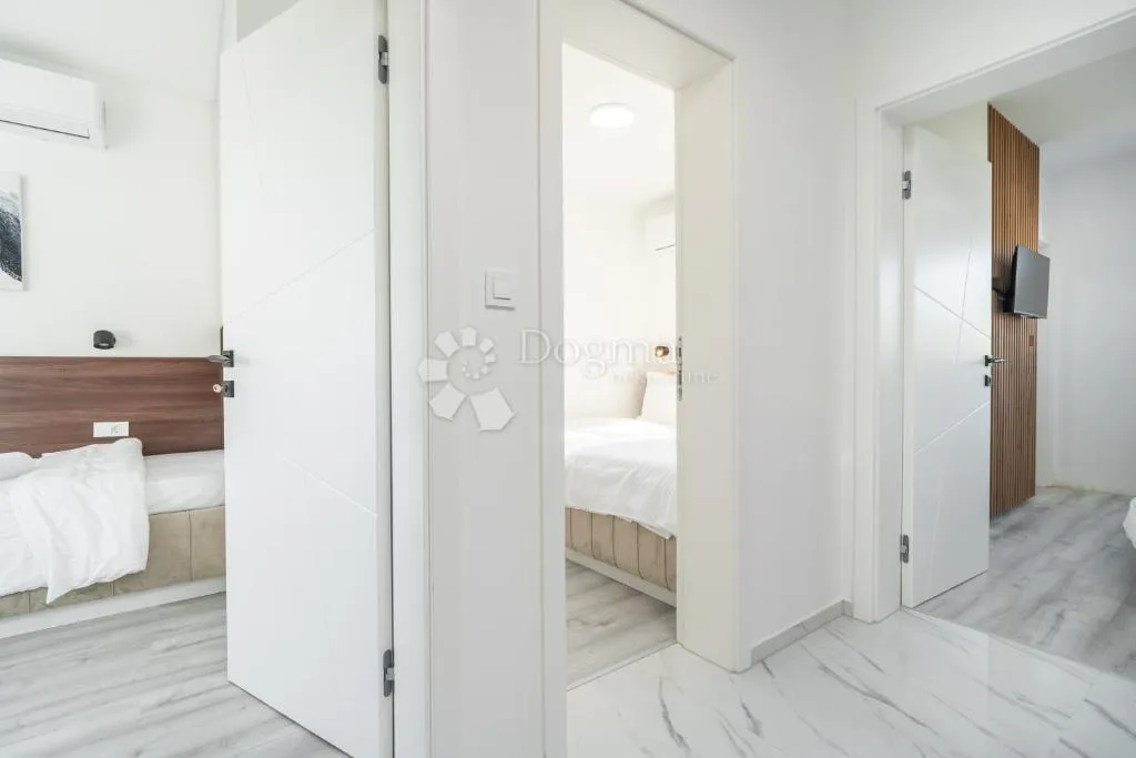 moderna dvojna kuća s bazenom – privlaka, 150 m od mora s4 - slika 11