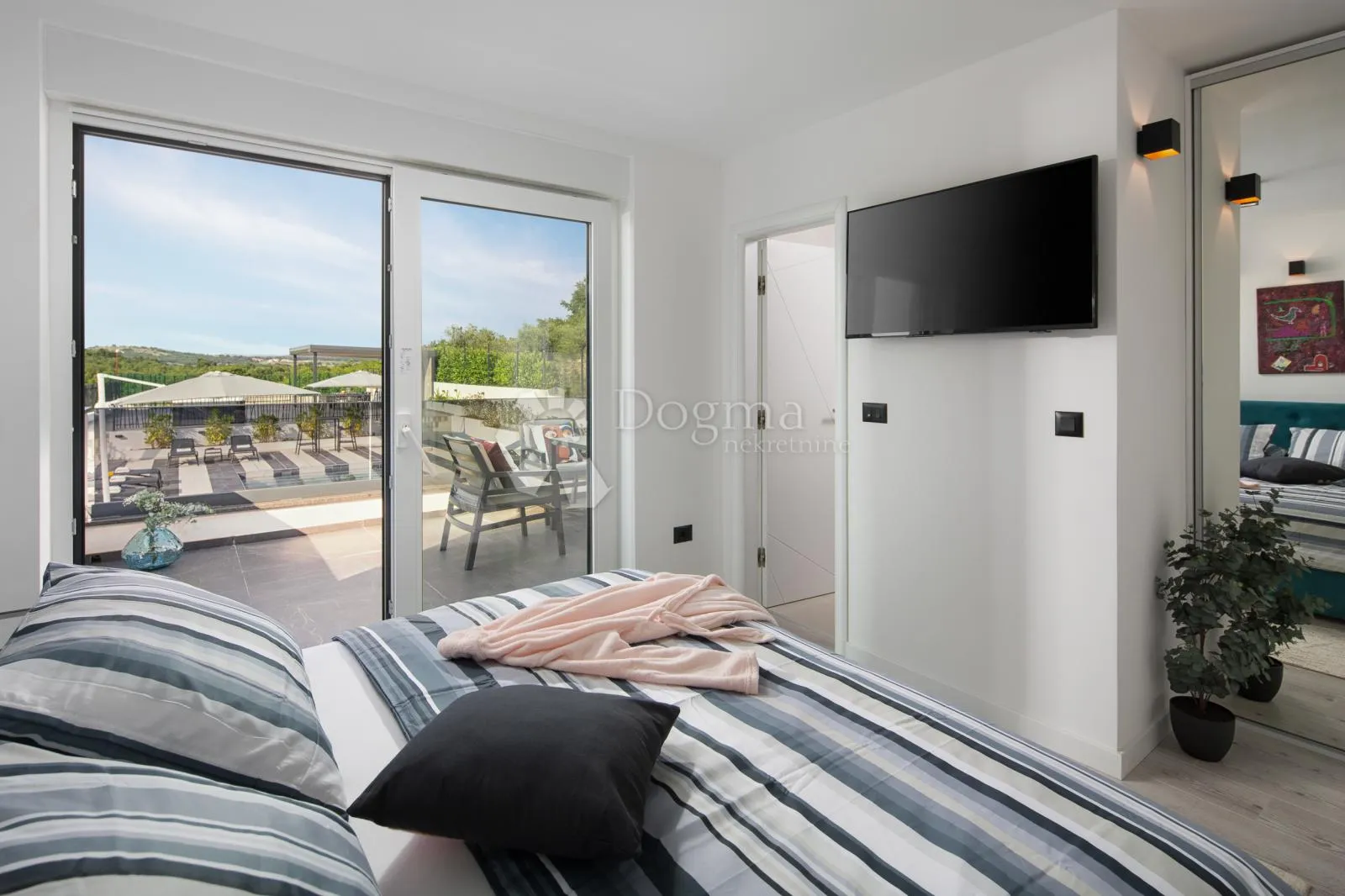 elegant modern villa with a luxurious estate and pool in istria - slika 9
