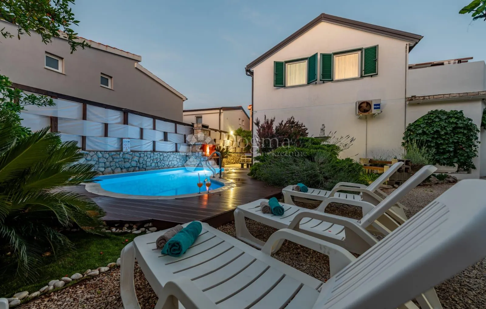 tri apartmana s bazenom - slika 38