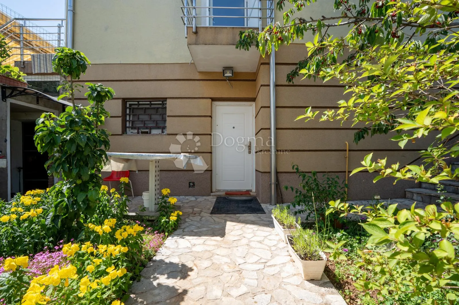 srdoči-240m2 više parkirna mjesta,okućnice 931m2 - slika 25