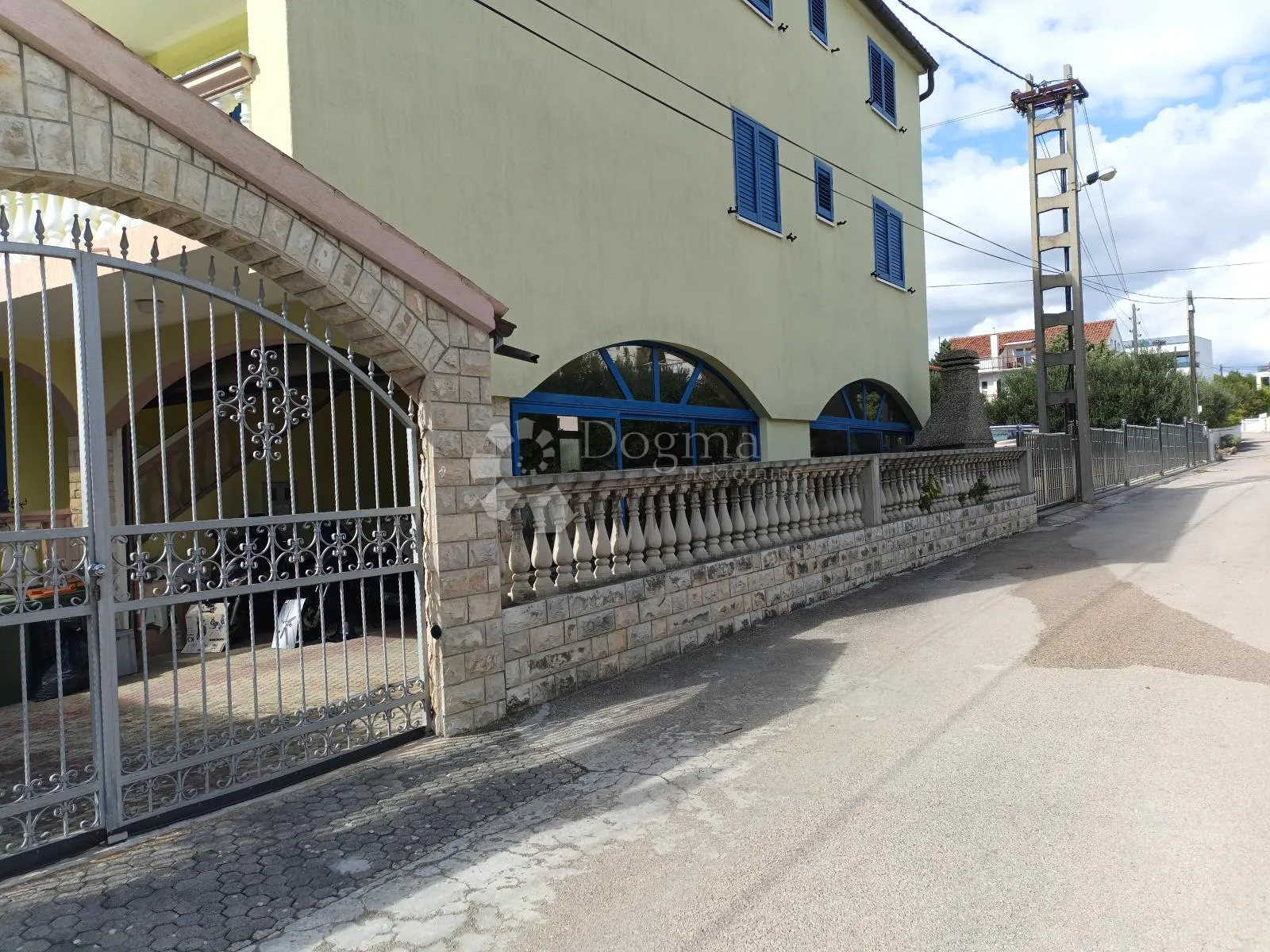 vodice prekrasna kuća sa 9 apartmana 100 metara od mora - slika 4