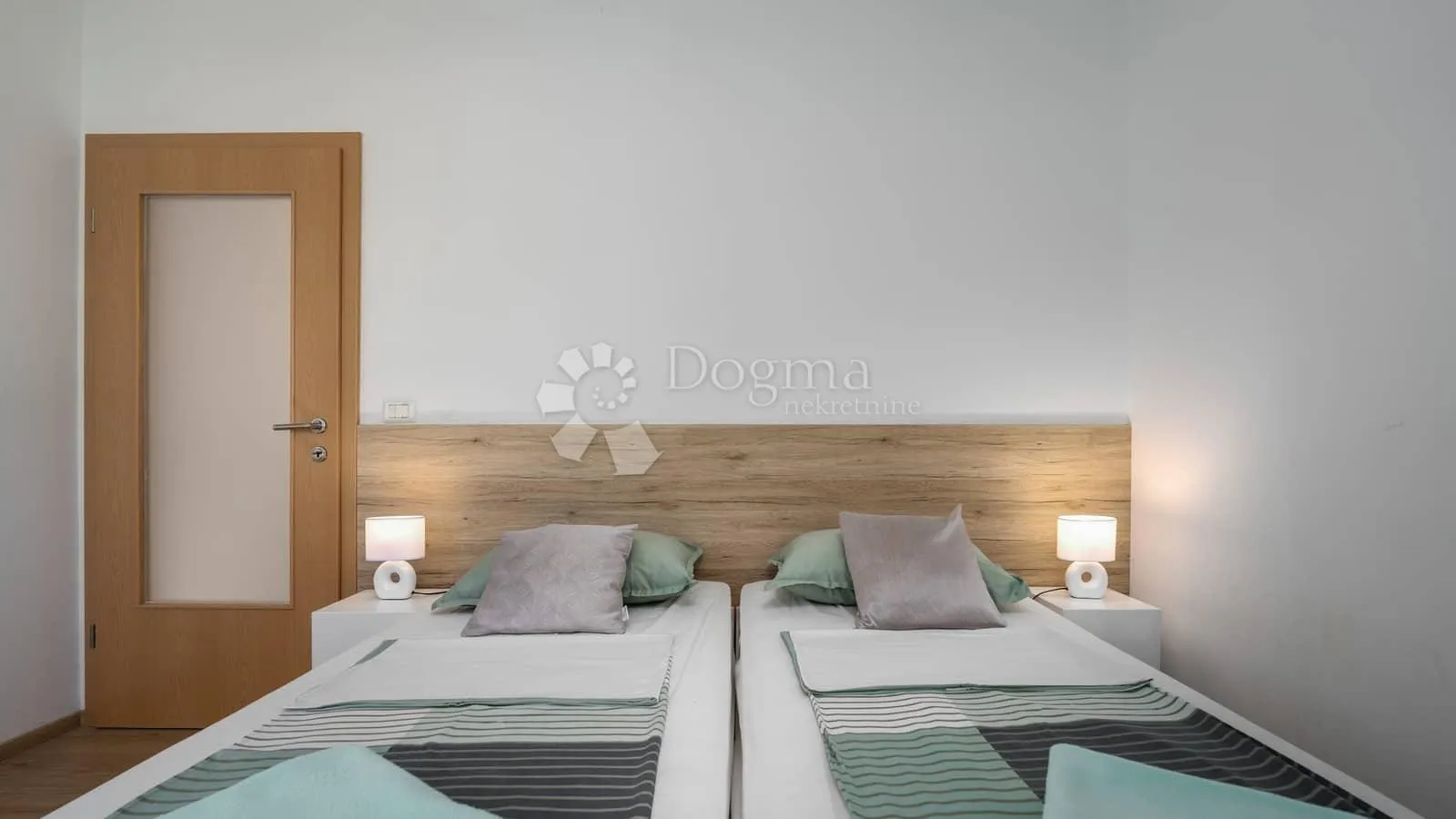 moderan dvoetažni stan (4*) s bazenom, vrtom i parkingom - slika 17