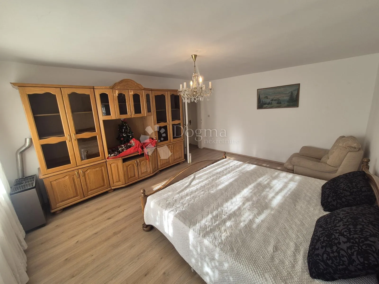 kuća s dva stana, gospodarskim objektom i gotovo 3 hektra zemljišta - slika 11