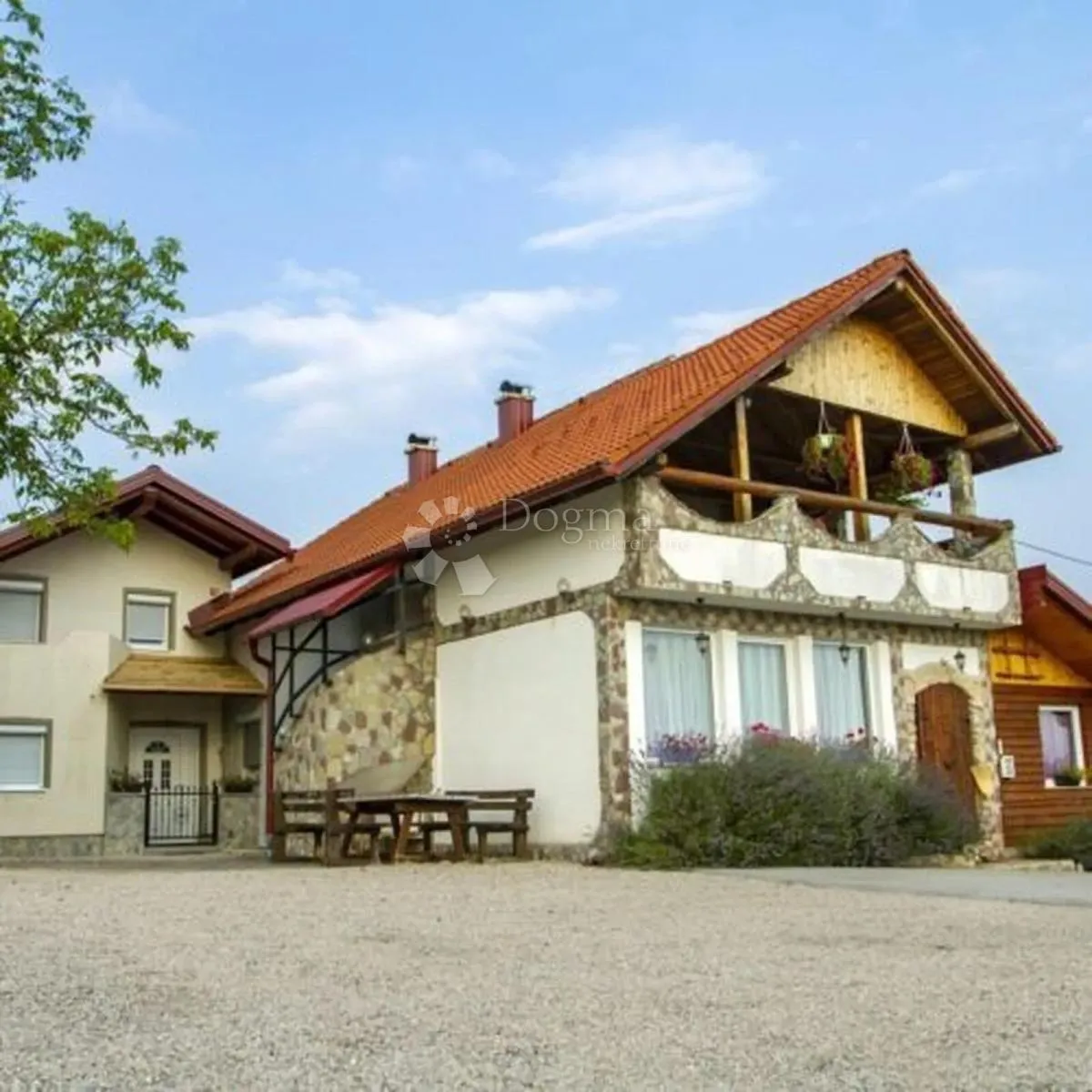 imanje kuće pomoćni objekti i zemlja 10000 m2 - slika 8