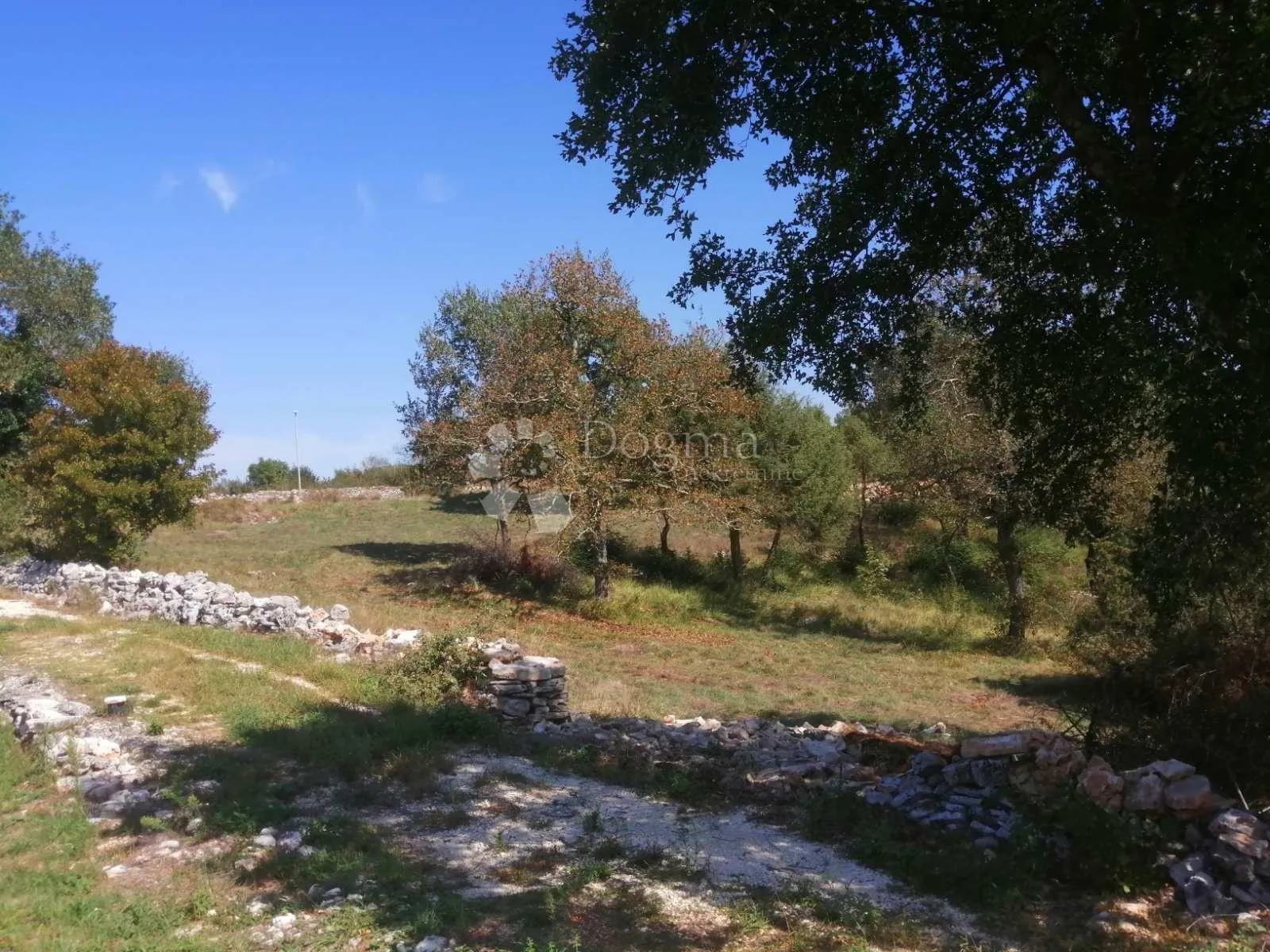 građevinsko zemljište u mirnom okruženju 518m2 - slika 2