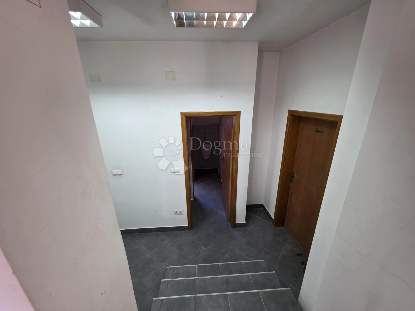 najam uredskog prostora cca 298m² - 8 ureda, spremište - slika 9