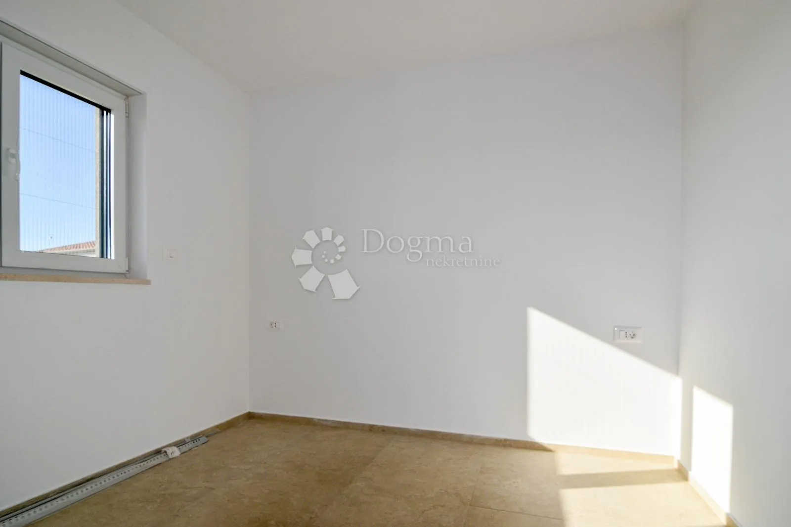 poreč - moderna vila s 4 spavaće sobe i bazenom 4 km do mora - slika 11